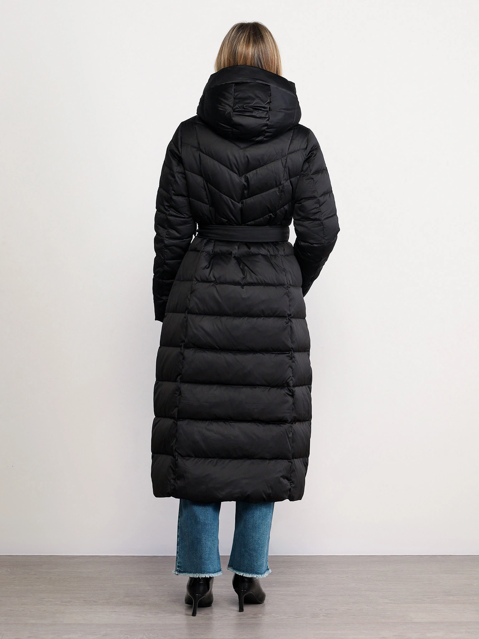 Пуховик черного цвета с капюшоном